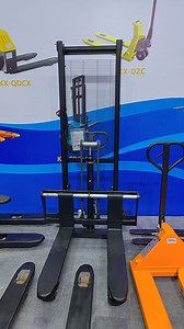 Factory Direct Sale Straddle Type 1.5t 2m Manual Pallet Stacker with Adjustable Forks