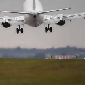 WTF? Really impressive Landing for this Boeing 737-400 | Airplane