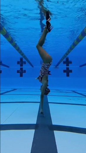 Finger handstand - underwater 🧜🏼‍♀️ #mermaid #heels #pool #acrobatics