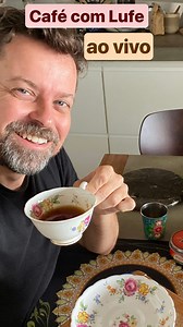 Hoje, para celebrar os 500mil inscritos no canal, decidi fazer o Café com Lufe AO VIVO! Além de tomar café em tempo real, falamos sobre como a casa é importante nesse momento de recolhimento e como ela pode ser uma terapeuta nos revelando muito de quem somos. Conto também a novidade: vem série nova no canal e vou visitar a casa dos seguidores! Sim! Esse é o link dos formulários de quem quiser participar: bit.ly/lufenaminhacasa | Life by Lufe