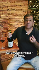 Syrah ou Shiraz? Essa uva é de origem francesa, mais precisamente da região do Rhône. Mas, essa casta, assim como várias outras, já ganhou o mundo, sendo cultivada também na Austrália, além de outros países do Velho e Novo Mundo. Ela é responsável por elaborar vinhos tintos encorpados e cheios de camadas de aromas e sabores. Convidamos Marcelo Retamal, o mais influente enólogo do Chile, para apresentar o Viñedos de Alcohuaz Syrah Tococo 2020, um fantástico Syrah de vinhedos com 1800 metros de al