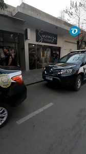 OPERAÇÃO DA POLÍCIA CIVIL NA MANHA DESTA SEXTA-FEIRA EM SÃO LOURENÇO A Polícia Civil cumpre 14 mandados de busca e apreensão na manhã desta sexta-feira (06/09) em São Lourenço, sendo que sete mandados estão sendo cumpridos em estabelecimento comercias e empresas e 7 em residências. Segundo a PCMG, a operação se deu por conta do desenrolar das investigações do assassinato de Didi Tapeceiro, que teria revelado atividades de agiotagem e lavagem de dinheiro nas partes envolvidas. Até o momento, uma 