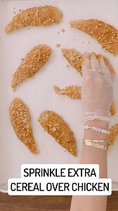 Tend to get the munchies during the week? 🏀 Snack smarter with these dunkable Crispy Chicken Tenders from 2B Mindset. Full recipe 👩‍🍳👨‍🍳 ¾ cup whole-grain cereal flakes 1 tsp. garlic powder 1 tsp. ground paprika ½ tsp. sea salt (or Himalayan salt) ½ tsp. ground black pepper 1 lb. raw chicken breast tenders 1 tsp. olive oil (or mustard) 1. Preheat oven to 375° F. 2. Line small baking sheet with parchment paper. Set aside. 3. Place cereal, garlic powder, paprika, salt, and pepper in a food pr