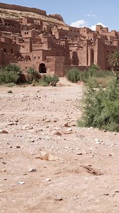 Visiting the Ait-Ben-Haddou UNESCO #WorldHeritage Site was a stunning example of Morocco’s rich culture and—learning about historic ways of food and water management—why this is a country where ideas flourish. —- —- —- Посещението на Айт Бен Хаду, обект на световното културно наследство на UNESCO, е поразителен пример за богатата култура на Мароко и – научавайки за историческите начини за управление на продоволствието и водоснабдяването - защо това е държава, където идеите процъфтяват. | Kristal