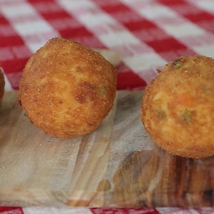 9.7K views · 152 reactions | These Sicilian Arancini Balls (Deliciously plump stuffed rice balls filled with ragu, peas, mozzarella and deep fried) from Vincenzo's Plate look like they'd make a nice appetizer. Full recipe here: https://youtu.be/C9sdvmIyv-E | Angel Wong's Kitchen | Facebook