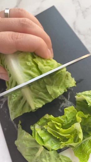 Crunchy salad 🥗 𝑰𝒏𝒈𝒓𝒆𝒅𝒊𝒆𝒏𝒕𝒔 🥫 for 2 servings 300g romaine lettuce 100g cherry tomatoes 4 strips of bacon (approx. 50g) 20g cheese pops 15g red onion Dressing: 15ml Aceto Balsamico Bianco (white wine vinegar) 15ml olive oil 1/4 tsp salt 𝑰𝒏𝒔𝒕𝒓𝒖𝒄𝒕𝒊𝒐𝒏𝒔 👨‍🍳 Preheat the oven to 180 degrees circulating air. Line a baking sheet with parchment paper and place the bacon strips on it. Bake in the oven for 10 to 12 minutes. Then place it on paper towels and let it cool. Wash and c