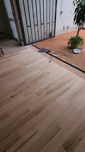 ¿En promedio sabes cuantos m² de piso de madera sólida instala una persona en un día? Video: instalación de piso de madera sólida de encino americano pegado directo a firme. . . . #MarcaMadera #pisosdemadera #pisodemadera #duela #encinoamericano #encinoamericanorojo #robleamericano #robleeuropeo #diseñoyconstruccion #diseñodeinteriores #arquitectura #madera #pisos #hechoenmexico #hechoenmichoacan #woodfloors #hardwoodflooring #oakflooring #oakfloors #redoakfloors #nwfa #woodfloorsanding #woodflo