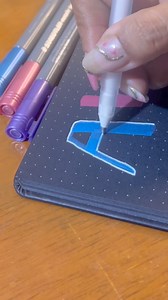 Adiós abril ✨🌟 lettering con plumones metálicos #papeleria #bulletjournal #papeleriabonita Los productos los encuentras en nuestra tienda virtual: * Plumones punta pincel metálicos Staedler https://colorlima.tiendada.com/product/PR-4B8EA922 * Bullet journal de hojas negras https://colorlima.tiendada.com/product/PR-49525B38 * Lapicero de tinta gel blanca https://colorlima.tiendada.com/product/PR-49685E94 | Color Lima