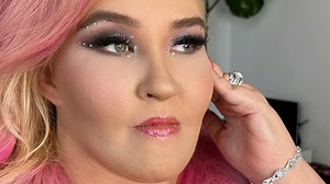 Mama June shows off her massive fake lashes and hot pink hair in new video