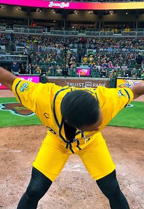 Vibes are high😎 #savannahbananas #pumpit #blackeyedpeas #bananaball #dance