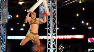 It's a bird! It's a plane! No, it's Jessie Graff ジェシー・グラフ flying into the finale. 🦸‍♀️ | Ninja Warrior