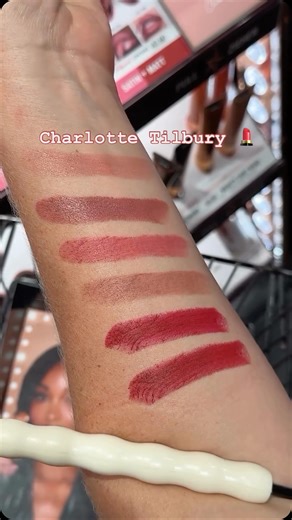 Sabemos que encontrar el labial perfecto de Charlotte Tilbury puede ser una misión... ¡pero es mucho más divertida en Sephora de Arenas de Barcelona! 💖 Si eres fan de los nudes icónicos o de los rojos más vibrantes, ven a probarlos todos y llévate el match perfecto 😍 Encuentra tu tono ideal y aprovecha para hacerte con ese producto de skincare que tienes en tu wishlist 💄 | Arenas de Barcelona
