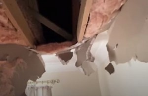 Acoperișul unei case, distrus de o bucată de gheață căzută de pe un avion. Unde a avut loc incidentul șocant FOTO