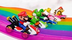 Pista Hotwheels de Mario Kart Rainbow Road - ¡Vídeos de aprendizaje de juguetes para niños!