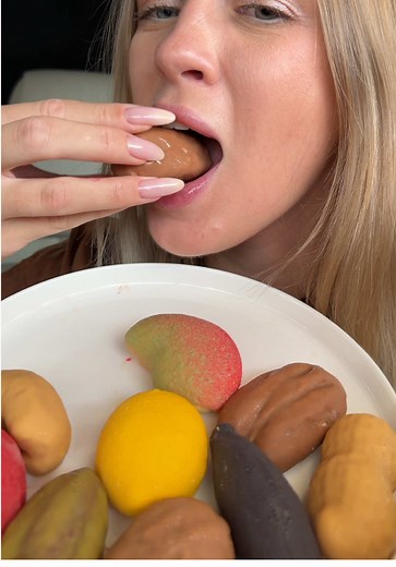 ‏@Tema's cake wooow.. 🍋🍓🥭 #trend #fyp #dubaifood #asmr #mukbang | mukbang