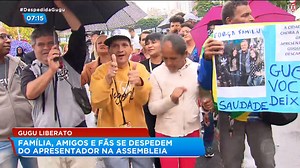 Músicas de Gugu embalam fãs durante fila em velório