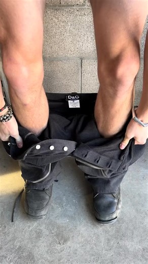 AW03 Dolce & Gabbana ‘Spiral’ Zip Black Tornado Denim 🌪️ Debuting in D&G’s iconic 2003 collection, these jeans are so spirally even Fibonacci couldn’t figure them out. Fit with metallic hardware and removable pockets | Narissa Pradchaphet