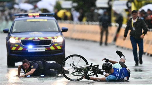 Tour de France: la virile interception d'un homme à vélo par un CRS juste avant l'arrivée des coureurs à Valence