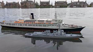 QE2, escorted by Arleigh Burke Destroyer, both at 1/128th scale..... | Dundee Model Boat Club