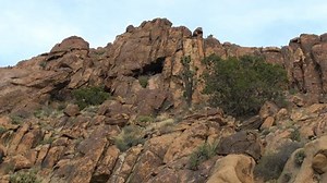 clip-25444319-zoom-out-large-rocks--boulders-mojave
