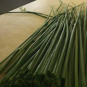 #Repost @koechenews ・・・ Schnittlauch trifft #Chroma #Haiku Kurouchi #haiku #kurouchi #messer #kochen #instagood #picturegram #koechenews #kochenlernen #schneiden #messer #gutemesser #scharfemesser #kochmesser #schneidewerkzeug #köchebrauchengutemesser #schnittlauch #cutting #cutlery #chromacutlery #romanowski #messerpapst #bestemesser #foodporn #haikumesser #wirkönnenmesser | kochmesser.de | Facebook