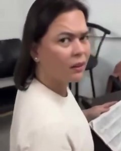 Tuluyan nang bumigay ang utak ni Madumb!!🤪😵‍💫 Hindi mo kami maloloko!! Alkansya mo yan ng confidential funds!😂😂 Bible pa kunwari ang binabasa?? May hangganan din ang mga katarantaduhan nyo, manunulay!!👹 #SaraResignAsVP #TutaNgChina #ProChina #AntiPH #Dutraitors #Dutertraydors #DuterteLegacy #ExposeTheDutertes | Juice Colored OMG