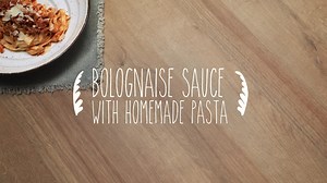DER Klassiker bei Gross und Klein. Wenn Nudeln mit Bolognese Sauce auf den Tisch kommen, kann keiner Nein sagen. Mit welchen Nudeln macht ihr eure Bolognese am liebsten? Zum Rezept geht es hier: https://www.kochenmitamc.info/rezepte/bolognesesauce-mit-pasta/9489 | AMC