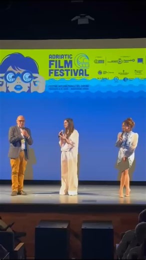 🎉 Momento auguri! Sara Serraiocco, attrice intensa e amatissima, ospite speciale della serata, sul palco dell’Adriatic Film Festival si prende un attimo per fare gli auguri alla sua nonna, presente in sala, che oggi compie 93 anni. 🎂 Un compleanno da cinema — auguri da tutti noi! 💐✨ | VISIT FRANCAVILLA AL MARE