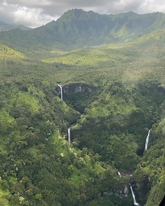 The prettiest sights on our flights 🌿🚁 #Kauai 🎥: @zoierettig #BlueHawaiianHelicopters #BlueHi #FlyBlueHawaiian #HawaiiTours #HawaiiHelicoptersTours #Vacation #Nature #Hawaii #aviation #Kauai #Waterfalls | Blue Hawaiian Helicopters