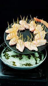 73K views · 298 reactions | Le-ai gatit gresit! Iata cum sa faci aripioare de pui mai bune decat la KFC Ingrediente: aripioare de pui: 2 kg suc de portocale: 400 ml unt: 150 g suc de portocale: 100 ml usturoi: 10 g sare: 4 g piper negru: 4 g boia de ardei dulce: 4 g oregano: 4 g sos de soia: 40 ml apă: 50 ml ketchup: 30 g muștar boabe: 30 g miere de albine: 30 g | Savuros.TV | Facebook