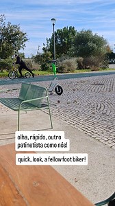Seen in the wild. Visto por aí. #patinetes, aka #footbikes são diferentes das #trotinetes, principalmente as elétricas, comuns em sistemas de partilha hoje em dia. Nestas somos fisicamente ativos, e a sensação de condução é mais próxima da de uma bicicleta. Também são muito mais capazes em termos de transporte de passageiros e de carga (cadeiras, plataformas, cestos, porta-bagagens e alforges). São uma excelente opção de mobilniidade intermédia entre o andar a pé e de bicicleta. E se tiveres um 