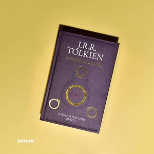 14K views · 60 reactions | A Trilogia que nunca envelhece e já ganhou vários desdobramentos, inclusive uma série de TV, chega em nova edição para os fãs de carteirinha. Claro, na Leitura tem. Senhor dos Anéis conquistou uma legião de fãs e nós reverenciamos J. R. R. Tolkien, que criou várias línguas especialmente para seus elfos. É de se orgulhar por ter na prateleira!  #LivrariaLeitura #NaLeituraTemTudo #SenhorDosAnéis #Trilogia | Livraria Leitura | Facebook