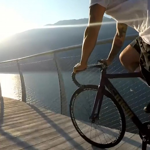 Radweg entlang des Gardasees bei Limone 🚴🥰 Das Projekt „Garda by Bike” hat sich zum Ziel gesetzt, einen spektakulären 140 km langen Radweg rund um den Gardasee zu schaffen. Seit dem Start im Jahr 2018 sind bereits mehrere Abschnitte fertiggestellt, darunter der schöne Abschnitt bei Limone (von Limone sul Garda nach Capo Reamol), der wie ein Balkon über dem Wasser hängt und oft als „die schönste Radroute Europas” gepriesen wird. Auch die Strecke Riva del Garda–Torbole ist nun größtenteils geöff
