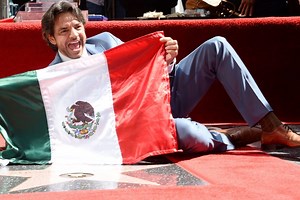 Eugenio Derbez gana un SAG Awards con "CODA" y le dedica el galardón a México - La Opinión