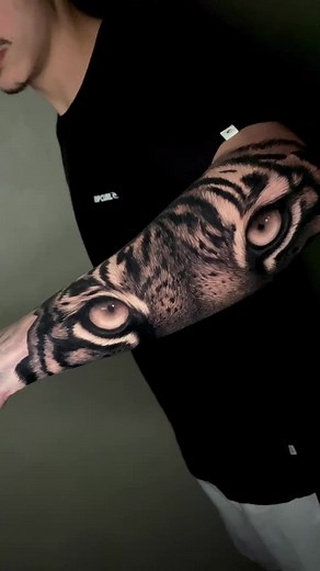 Black and gray realistic tiger tattoo tattoo artist - Yoshioka #tattooartist #tigertattoo #realistictattoo #tattooideas #besttattoos #tattoosoftheday #tatuaje #tatuador #tattoosformen #mentattoos #tiger