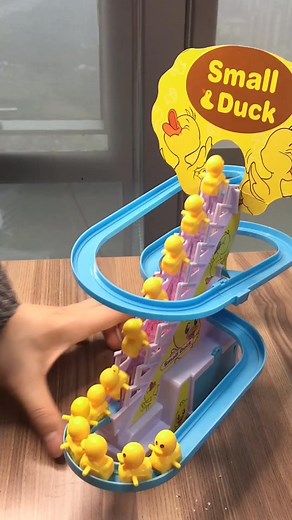 ✨ Igračka koja drži pažnju duže od bilo kog crtaća — Pačiji Tobogan oduševljava od prvog minuta. 🪜 Deca gledaju patkice kako se penju same — i ne mogu da prestanu Automatsko penjanje i vraćanje na početak drži ih fokusiranim, zabavlja ih i smiruje. 🔁 Nema prekida, nema zamaranja — igra traje bez pauze. 🎨 Kroz igru razvijaju motoriku i kreativno razmišljanje Svaka patkica prati stazu, a mališani prate pokrete, boje i zvuke koji ih podstiču na istraživanje. 🧠 Vežbaju koncentraciju, koordinacij