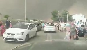 🔥 Βίντεο από την εκκένωση εκατοντάδων τουριστών και ντόπιων πολιτών στη Ρόδο. 🔥 Βίντεο - AnonymeCitoyen | Firefighting Greece