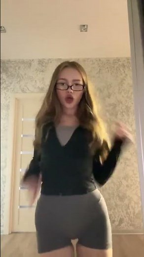Голая красивая девушка танцует сексуальный танец. A naked beautiful girl is dancing a sexy dance.