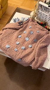 Na ir štai istorija apie nerealų oversize megztinį, kurį mezgiau sau, bet galiausiai... atidaviau katinui! 🤭 Reikėjo laiko, kol „suvirškinau“ šitą klaidą, bet dabar pačiai juokinga. 😁 Kita vertus, dar turėjau šių sendaikčiuose rastų siūlų likučių, tad nusimezgiau dar vieną. Tik šįkart ne tokį didelį, o kad pabaigčiau – teko „dadurti“ juodų siūlų. 🙂 #megztinis #mezgimasvirbalais #fail #rankudarbas | Morgana La Fey