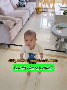 💥💥 SONG NGỮ CHO CON đâu cần đi học mầm non song ngữ Ở độ tuổi này mẹ chỉ cần dành thời gian tương tác tiếng Anh với con thật nhiều, tuy bé chưa nói được nhưng bé sẽ hiểu được những gì mẹ nói bằng tiếng Anh. Lâu dần thành thói quen, bé sẽ có thể tương tác và phản xạ lại. Đây cũng là cách mà chúng ta học tiếng Việt. Thế nhưng đâu phải ai cũng giỏi tiếng Anh để có thể tương tác hàng ngày. Vì vậy Ms Thảo và Eflita đã tạo ra chương trình song ngữ E - bambi giúp mẹ song ngữ cho con cho dù mẹ chưa gi