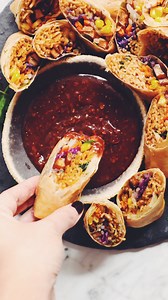 these #vegan ramen spring rolls are something to mess with 😋 hotforfoodblog.com has the full recipe! #hotforfood #ramenrolls #springrolls #deepfried #veganrecipes | hot for food blog