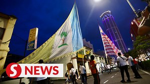 The sudden rain that came in the evening did not dampen the enthusiasm at this year’s Penang’s Chingay Festival, in which 45 teams turned up for the parade to showcase the state’s rich multicultural heritage. Read more at http://tinyurl.com/3szrh3n3 WATCH MORE: https://thestartv.com/c/news SUBSCRIBE: https://cutt.ly/TheStar LIKE: https://fb.com/TheStarOnline | The Star