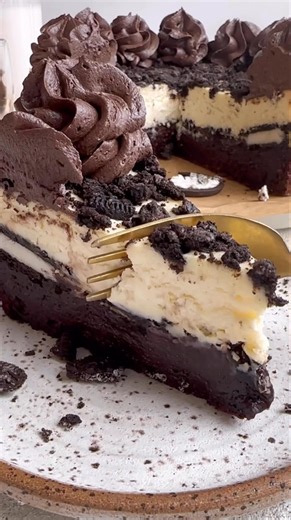 Full recipe: https://goldengracekitchen.com/oreo-brownie-cheesecake/ #Cheesecake #oreocheesecake #oreobrownies #christmasdesserts | Golden Grace Kitchen