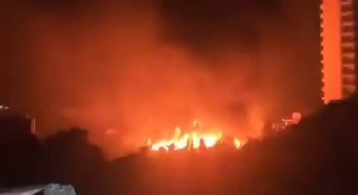 India, devastante incendio a Nuova Delhi: centinaia di baracche distrutte a Rohini