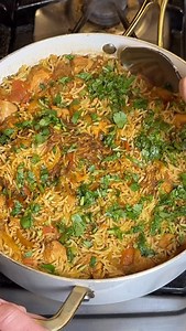 114K views · 4K reactions | One Pot Chicken Biryani 1.5 lbs chicken breast cut into cubes 2 cups sela basmati rice 4 cups water 1 onion sliced 2 tablespoons ginger garlic paste 2 tomatoes chopped 2 green chilies 3 tablespoons @fadwamasala Biryani Masala or 1 packet masala from another brand (do not add salt or red chili if using another brand) 1.5 tsp salt 1 tsp hot red chili powder Chopped cilantro for garnish #desi #biryani #pakistani | Fadwa Hilili | Facebook