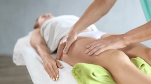Mains d'un masseur âgé massant la : vidéo de stock (100 % libre de droit) 3886917857 | Shutterstock
