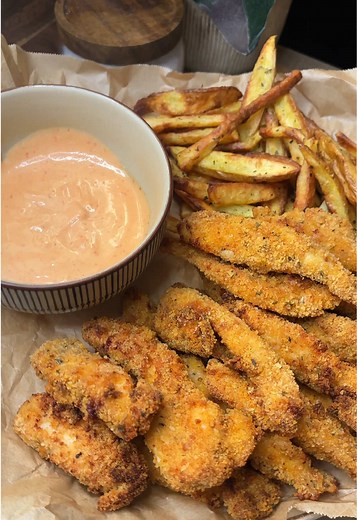 when you want something satisfying but still kinda healthy… this is it😮‍💨 Crispy chicken strips, homemade fries & a spicy greek yoghurt dip🤤✨ who’s making this for dinner this week?👀 For The Chicken: 2 Chicken breast (cut into strips) 1 egg Breadcrumbs Smoked Paprika Oregano Garlic powder Salt Spray oil Method: Add the chicken strips to a bowl, add 1tsp of each of the seasonings listed along with the egg, mix well then coat fully in the breadcrumb mix (season them with the same seasonings) P