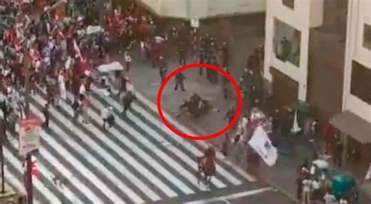Marcha contra Pedro Castillo: manifestantes agreden a Policía Montada y provocan caída de caballo [VIDEO]