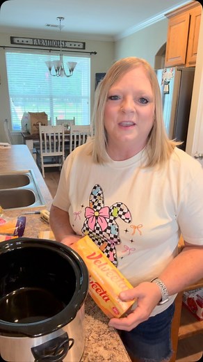 Cheesey crockpot Mac & cheese #crockpot #macandcheese #macaroniandcheese #dinnerideas #recipe #fyp | Cathy Vickers Bolin