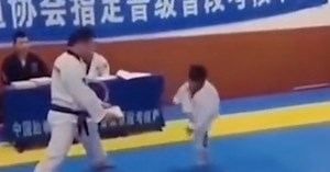 Võ sĩ nhí bản lĩnh có thừa nhưng không chịu được đau